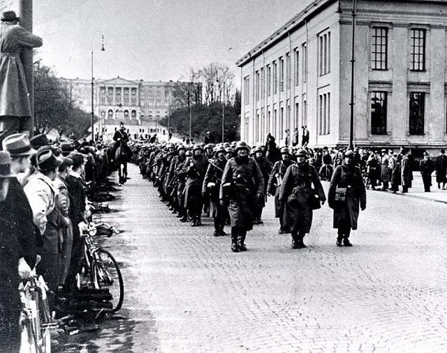 Tyske soldater marsjerer nedover Karl Johans gate.