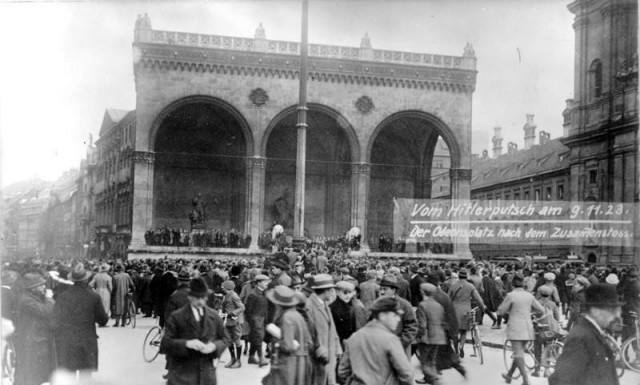 Bundesarchiv_Bild_119-1426,_Hitler-Putsch,_München,_Odeonsplatz_ny