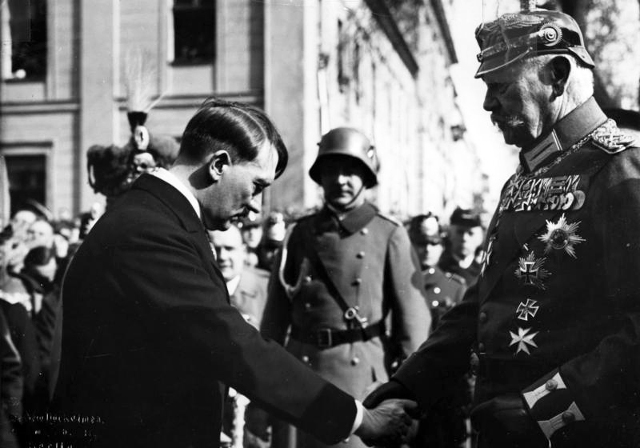 640px-Bundesarchiv_Bild_183-S38324,_Tag_von_Potsdam,_Adolf_Hitler,_Paul_v._Hindenburg