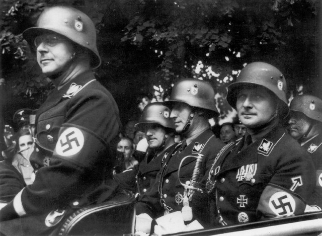 640px-Heinrich-Himmler-August-Heissmeyer-Reinhard-Heydrich-Karl-Wolff-Richard-Walther-Darre-Quedlinburg-1936