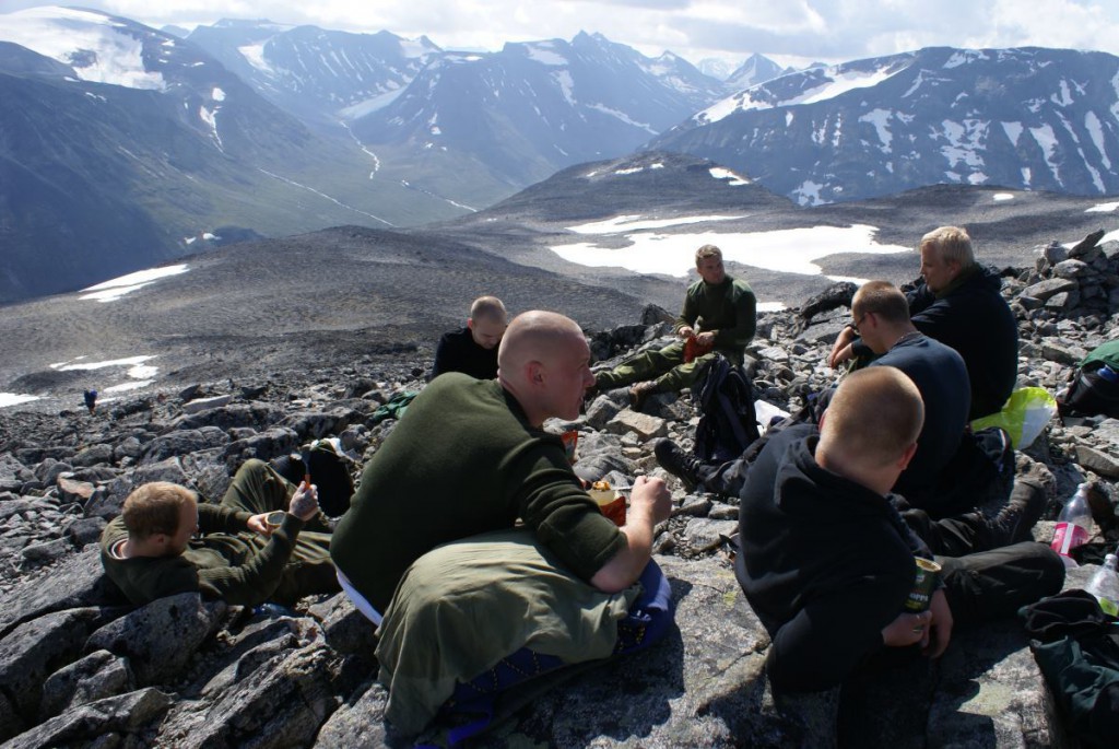 Matpause og hvile på vei mot toppen.