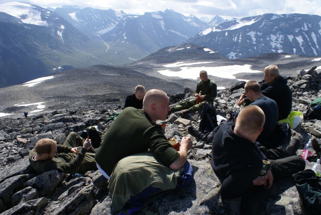 Matpause og hvile på vei mot toppen.