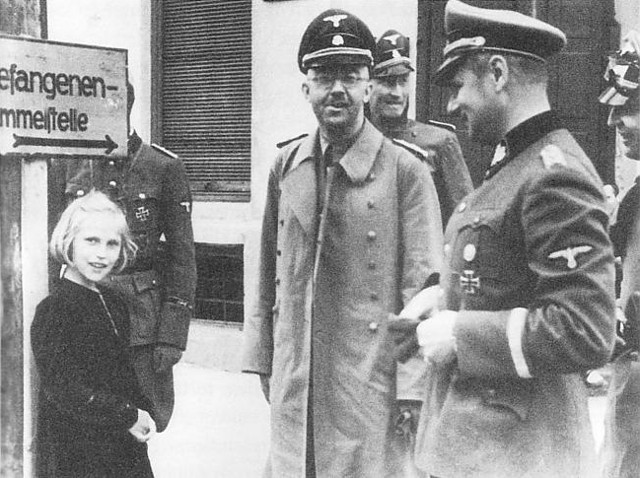 Gudrun Himmler med sin far under et besøk i en konsentrationsleir.