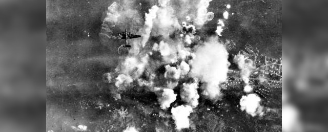 Bombingen av Laksevåg. Mye røyk oppstod. Pilotene fikk ordre om å skyte «midt i røyken».