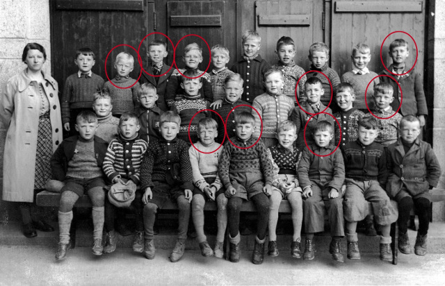 Barn på Holen skole. De markerte ble drept av de alliertes bomber den 4. oktober 1944.