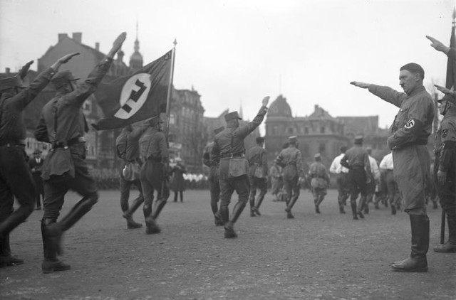 640px-Bundesarchiv_Bild_102-13378,_Braunschweig,_Hitler_bei_Marsch_der_SA_ny