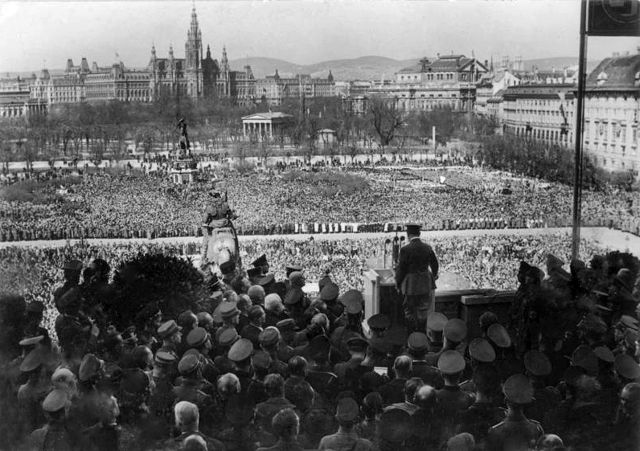 Adolf Hitler taler til 200 000 tilskuere på Heldenplatz i Wien.