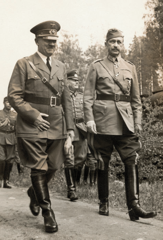 Adolf Hitler gratulerer Mannerheim på 75-årsdagen i juni 1942.