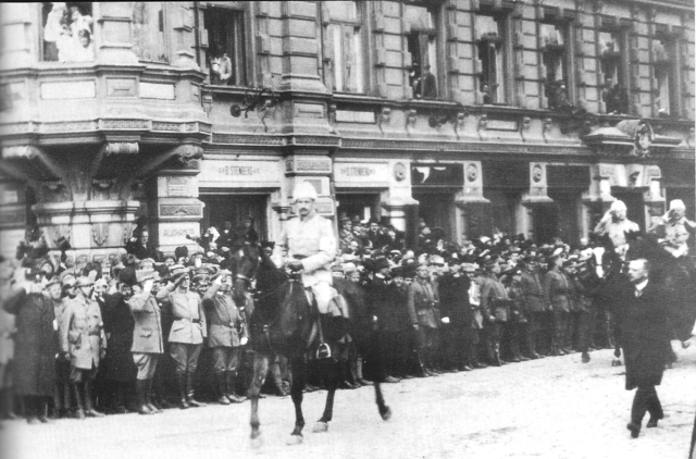 Seiersparaden den 16. mai 1918 med Mannerheim i ledelse av Den hvite armé.
