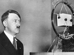 640px-Bundesarchiv_Bild_183-1987-0703-506_Adolf_Hitler_vor_Rundfunk-Mikrofon