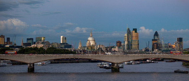 Finanssenteret City of London er en egen stat i Stor-London med egne spesielle rettigheter, eget politi og massiv kameraovervåkning. I denne Rothschild-festningen arbeidet også Paul Reuter.