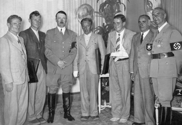 De fire fjellklatrerne som besteg Eigers nordvegg, ble mottatt av Adolf Hitler. Harrer står til venstre for Hitler.