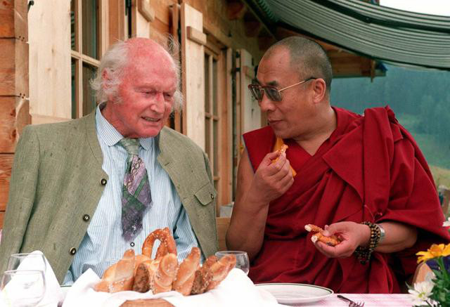 Heinrich Harrer og Dalai Lama under et møte i 1992.