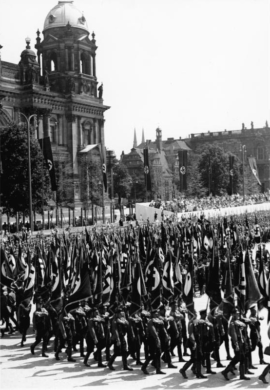 Nasjonalsosialister marsjerer i Berlin.