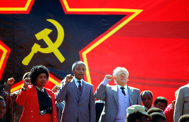 Winnie og Nelson Mandela sammen med daværende leder for Sør-Afrikas kommunistparti, Joe Slovo.