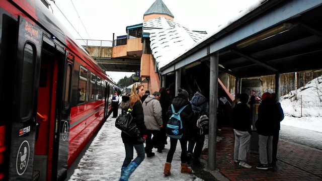 Søndre Nordstrand er med sine 18.341 innbyggere med minoritetsbakgrunn Oslos mest flerkulturelle bydel. Her fra Holmlia togstasjon. Foto: Martin Lerberg Fossum