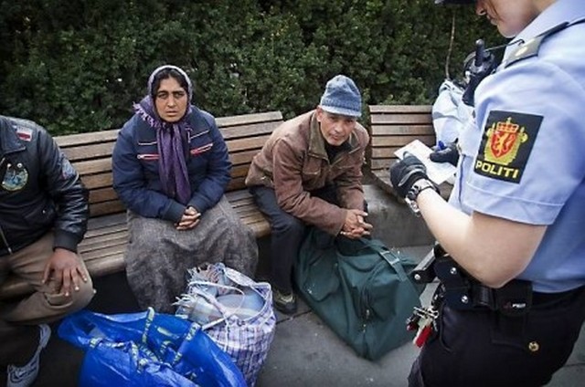 : Romfolk til reportasje Del-case til lørdagsrep om romfolk og tigging. *** Local Caption *** Politiet bortviser rumenske tiggere utenfor Nasjonaltheatret stasjon.