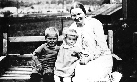 Langelands kone sammen med ekteparets to første barn.