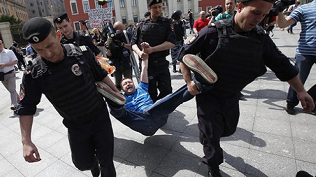Homoaktivist bæres bort av russisk politi.