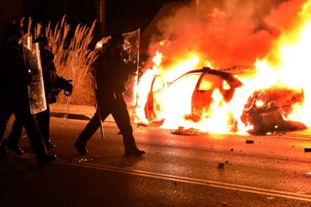 Bilde fra nattens opptøyer. Foto: AFP.