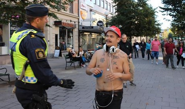 Sundsvalls mannlige Femen-aktivist ankommer med Venstrepartiets skyggelue.
