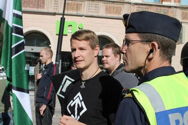 Dialog med politiet på torget.