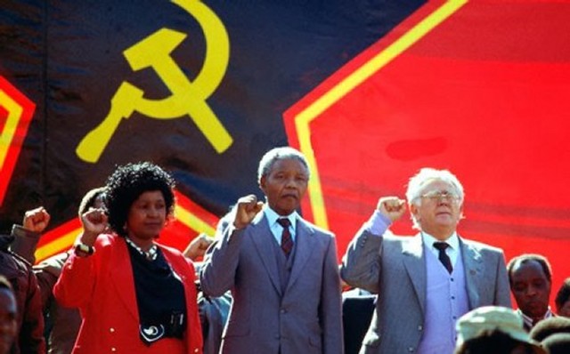 Winnie Mandela, Nelson Mandela og Joe Slovo, daværende leder for Det sørafrikanske kommunistpartiet.