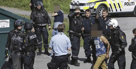 Asylsøkere føres pågripes. Foto: Pål Audestad