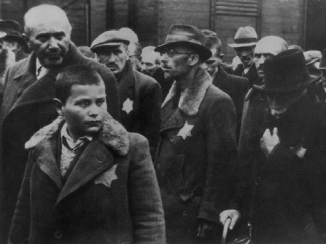 Selv japanere satt i konsentrasjonsleirer under andre verdenskrig, men da i USA. I tilfellet med jødene i Europa, hadde verdens jøder erklært krig mot Tyskland i 1933. Til tross for dette, fikk de lov til å emigrere til Palestina sammen med sine eiendeler intakt. At jødene dro med tog til konsentrasjonsleirer, beviser ikke at 6.000.000 ble "utryddet".