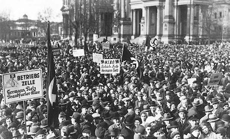 Ett hundre og femti tusen arbeidere fra Berlin samlet seg for å vise motstand mot den utenlandske skrekkpropagandaen.