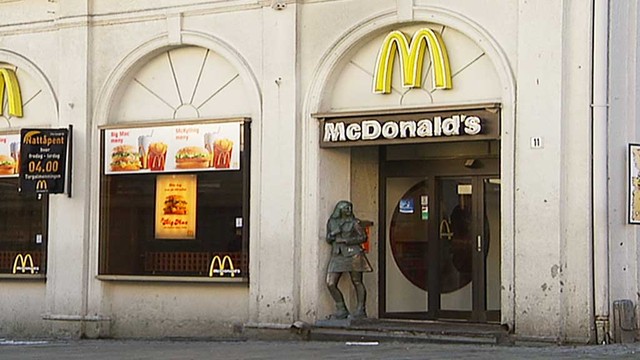 Kvinnen skal ha møtt overgrepsmennene på McDonalds-restauranten på Torgallmenningen (Foto: TV 2)