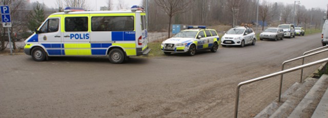 Mange politifolk satt og hadde kaffepause hele dagen utenfor Södertörns tingrett.
