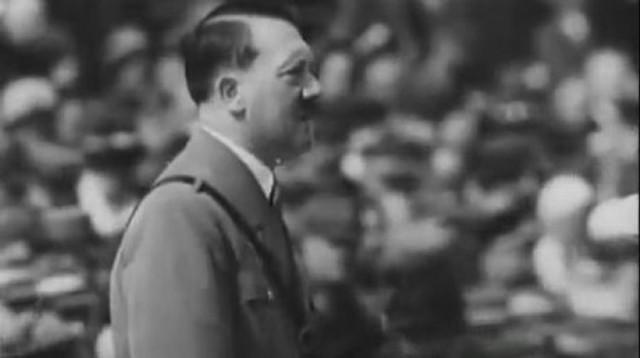Hitlers første tale i filmen «Viljens Triumf».