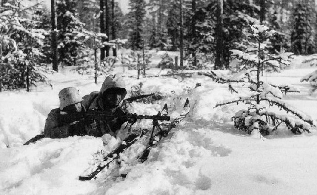640px-Finnish-lightmachinegun-skis-winterwar