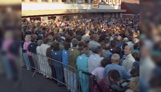 Arne Myrdals møter tiltrekker seg tusenvis av tilskuere. Her i Brumunddal, 1991.