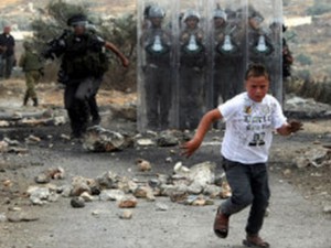 Israeli-soldiers-palestinian-kid-230x172
