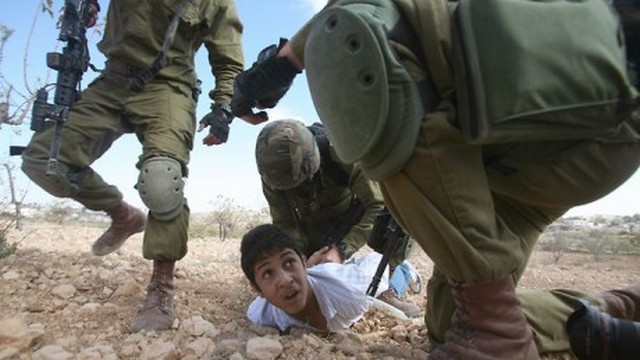 Palestinian-child-Israeli-soldiers-460x259