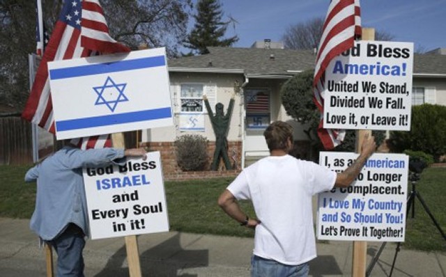 Pro-israelsk protest utenfor huset.