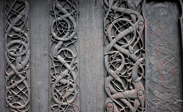 Norrøn treskjærerkunst fra Urnes stavkirke – en av stavkirkene som i fremtiden risikerer å bli solgt. Stavkirken er oppført i UNESCOs verdensarvsliste.