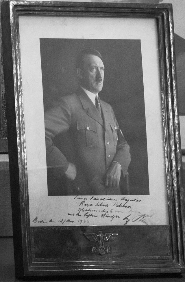 Fotografi signert Adolf Hitler med lykkeønskninger til Reza Shah Pahlavi.