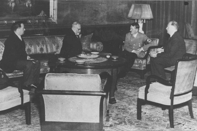 Adolf Hitler med den iranske ambassadøren og en representant fra Irans parlament.
