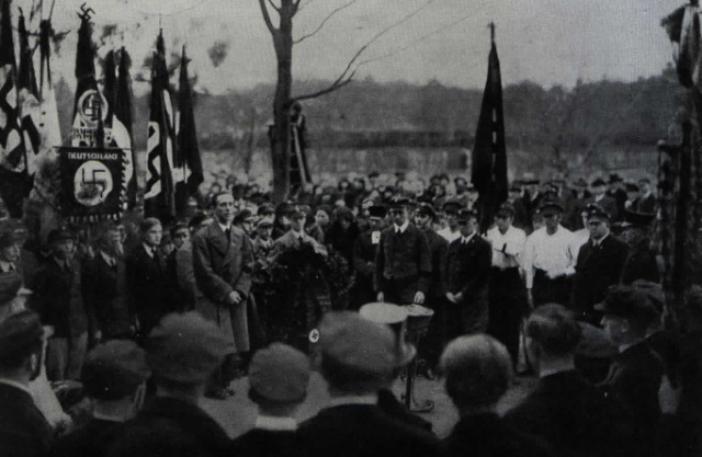 Joseph Goebbels taler på begravelsen til Ernst Schwartz.