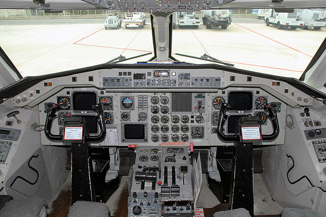 Cockpit i en SAAB 340.