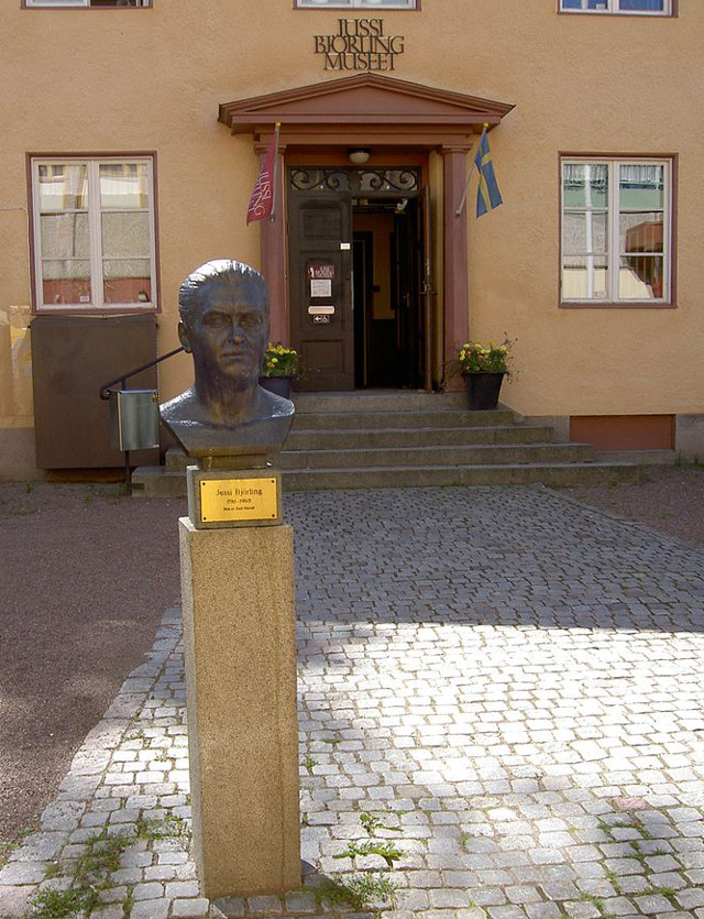 Byste av Björling foran Jussi Björling-museet i Borlänge