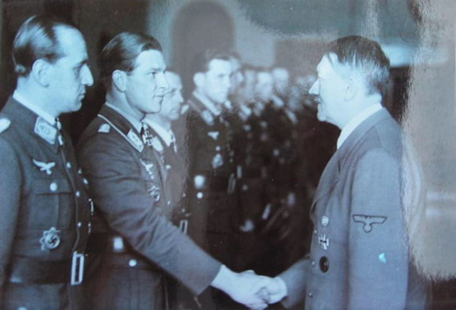 Barkhorn sammen med andre piloter under en medaljeseremoni hos Hitler.