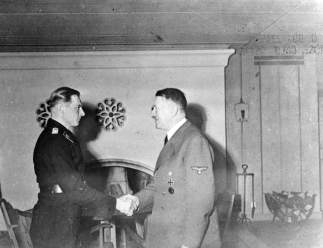 Michael Wittmann og Adolf Hitler under medaljeseremonien.