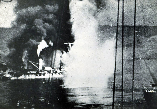 Slagskipet Bretagne eksploderer.