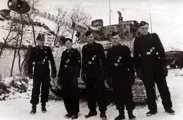 Wittmann sammen med sin Tiger-besetning våren 1944.