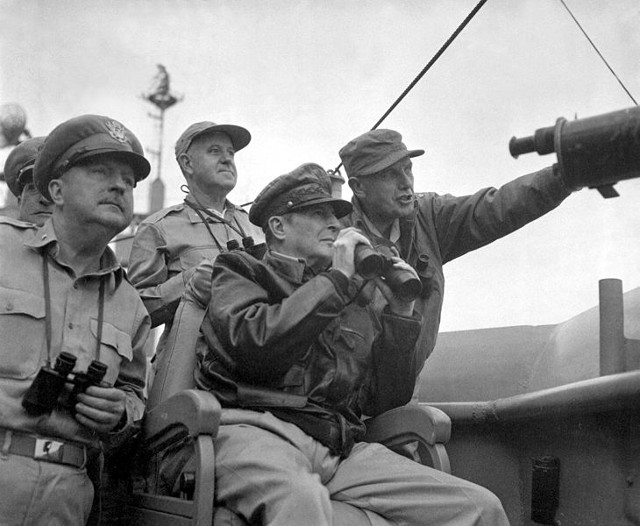 General Almond (pekende) bak general MacArthur i United Nations Command under Koreakrigen.