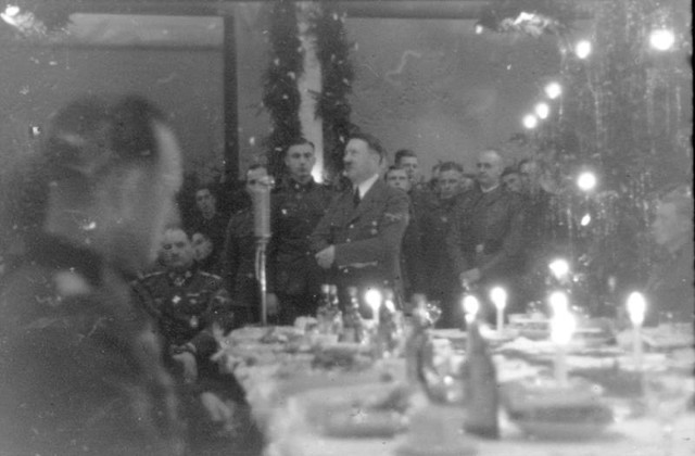 640px-Bundesarchiv_Bild_101III-Weill-076-28_Angehörige_der_Waffen-SS_bei_Weihnachtsfeier